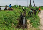 Bersama Rakyat, Babinsa Kodim 0811 Tuban Karya Bakti Pembersihan Saluran Irigasi Mencegah Terjadinya Banjir