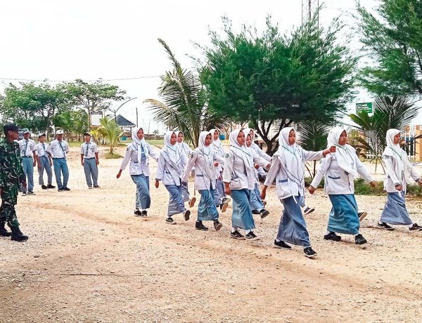 Tanamkan Kekompakkan Dan Kedisiplinan, Babinsa Bekali Materi Baris Berbaris SDIT Insan Kamil Tuban